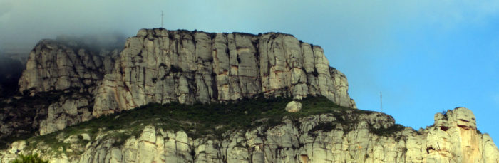 La Roca del Corb queda per sota del Monestir i sobre Mullapans